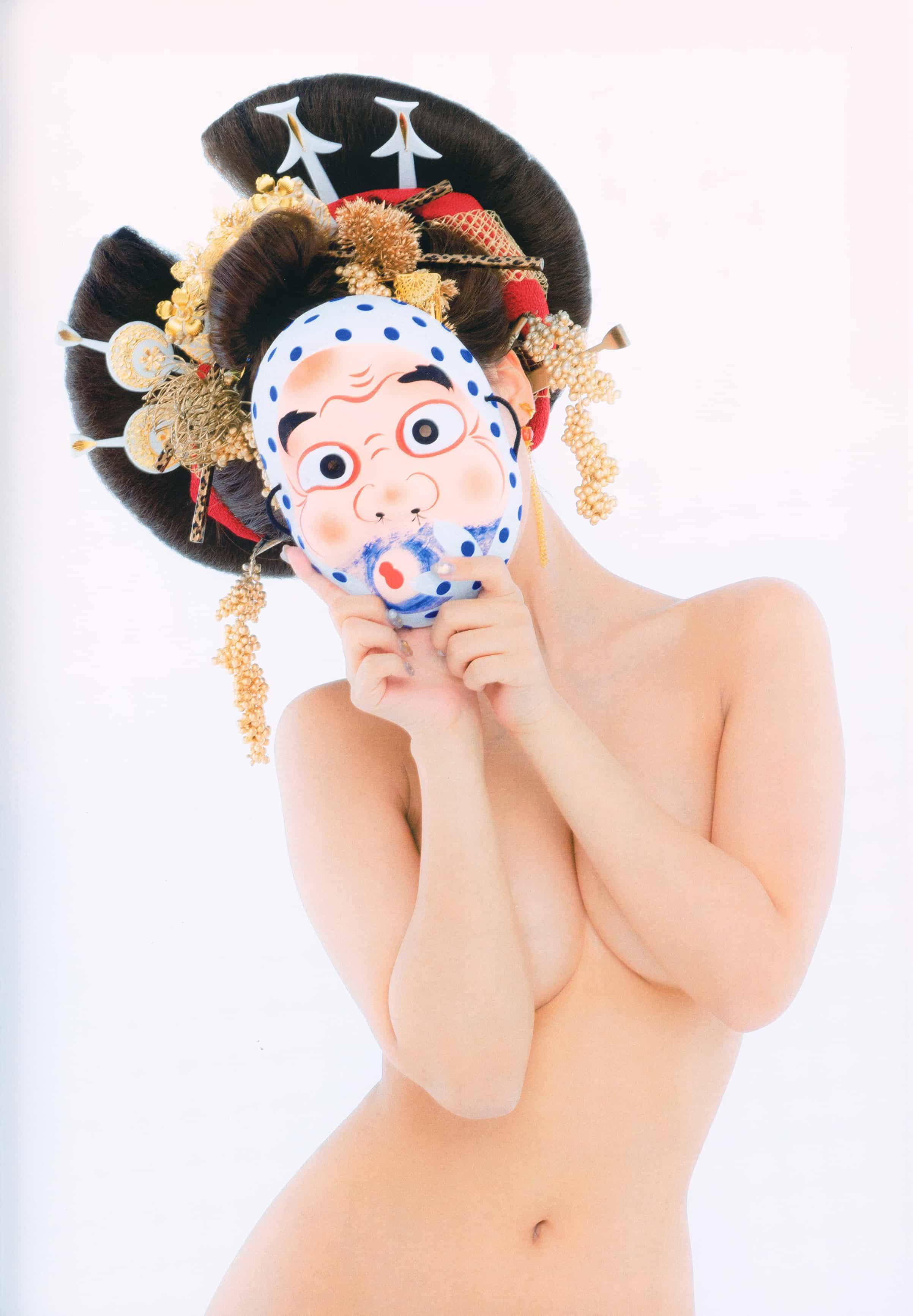 Under the feather fan blocking the brow arch, the moonlight suddenly became very heavy, and the trembling eyelashes cast a reed-like shadow on the cheek. The half face hidden in the shadow of the cuffs looked like the first crack of porcelain that had just fallen.