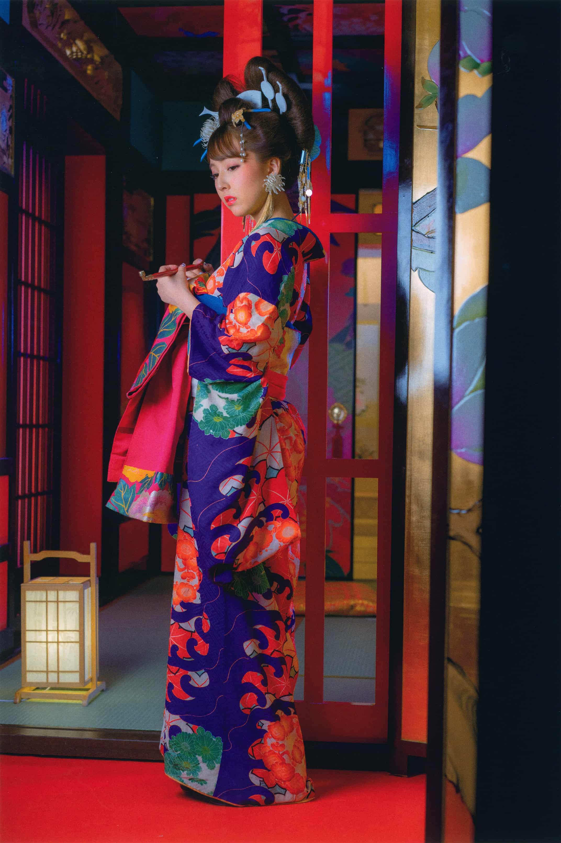 The pipe droops between fingers like a broken-necked crane, the embers flicker in the bronze lotus pattern, the green smoke winds up the gilded hem, condensing into three inches of frost on the collar. The candle tears flow back into the eyes where the eyelashes are deeply drooping, the unsent short book rests on the knees, turning yellow, in the dim light of the skin of the floating world, a wisp of sandalwood is corroding the scab of a hundred years of love and moon.