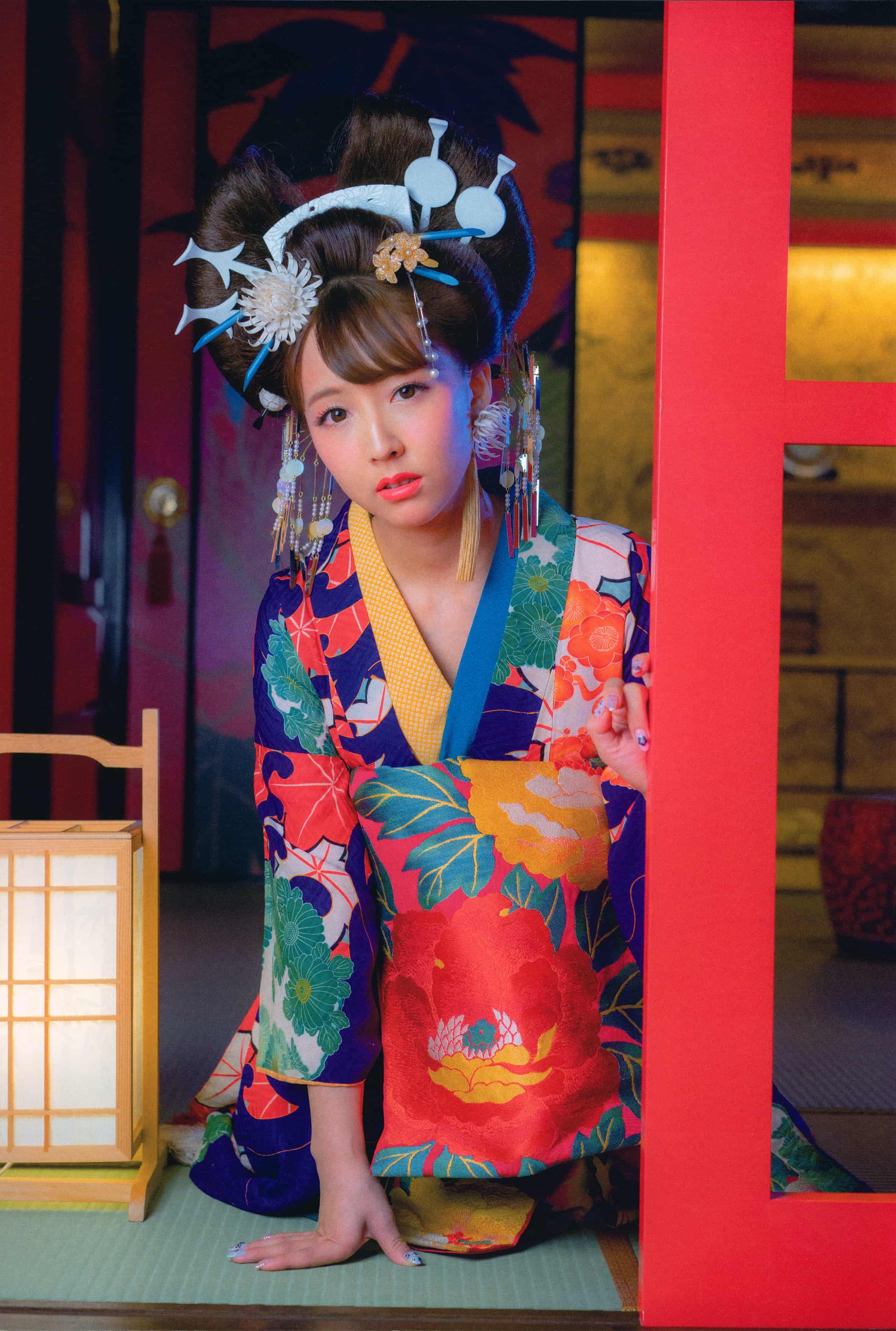 Leaning against the carved railings of the floating world like lying on the rack, the blue sleeves hang down and the blue veins of a few sparrows are pulsating under the moon, and the night wind leaking in through the gap in the door is blowing the sand iron star pattern on the left hem into a soul-catching net of lust.