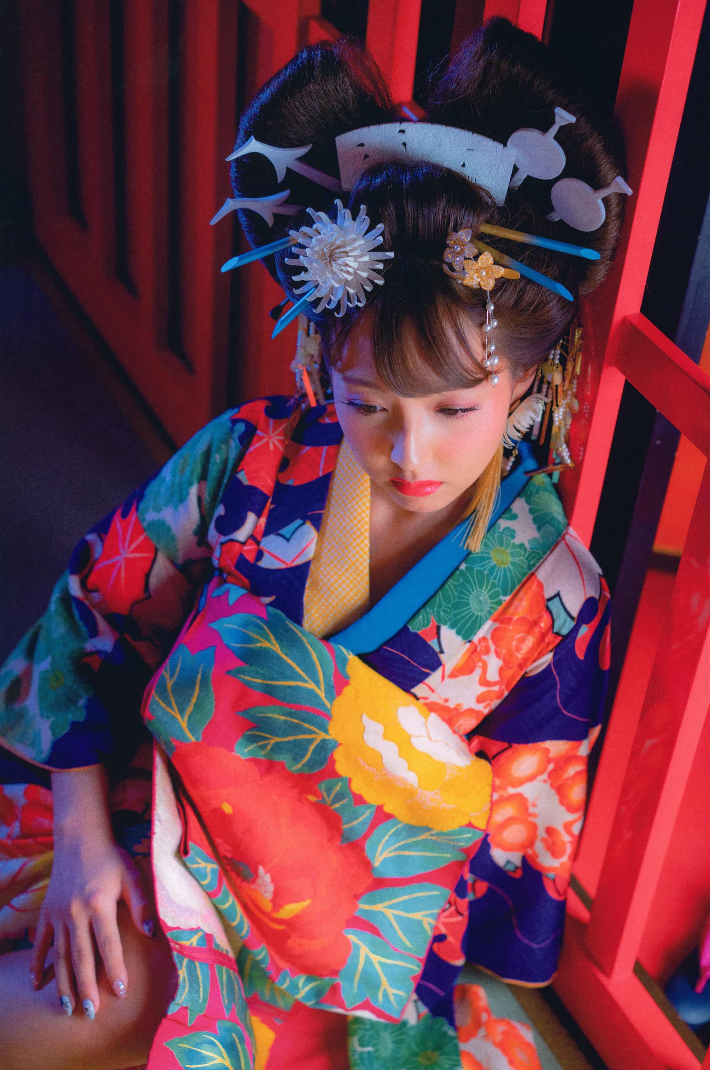 The mother-of-pearl window lattice shattered the pale moon spirit, the tears that fell on the uncovered neck gradually condensed into cinnabar, the night dew that soaked the three layers of chastity finally spread phosphorescent fire under the hagi belt, as if hundreds of ghosts were carrying the remains of love across the dark blue texture.