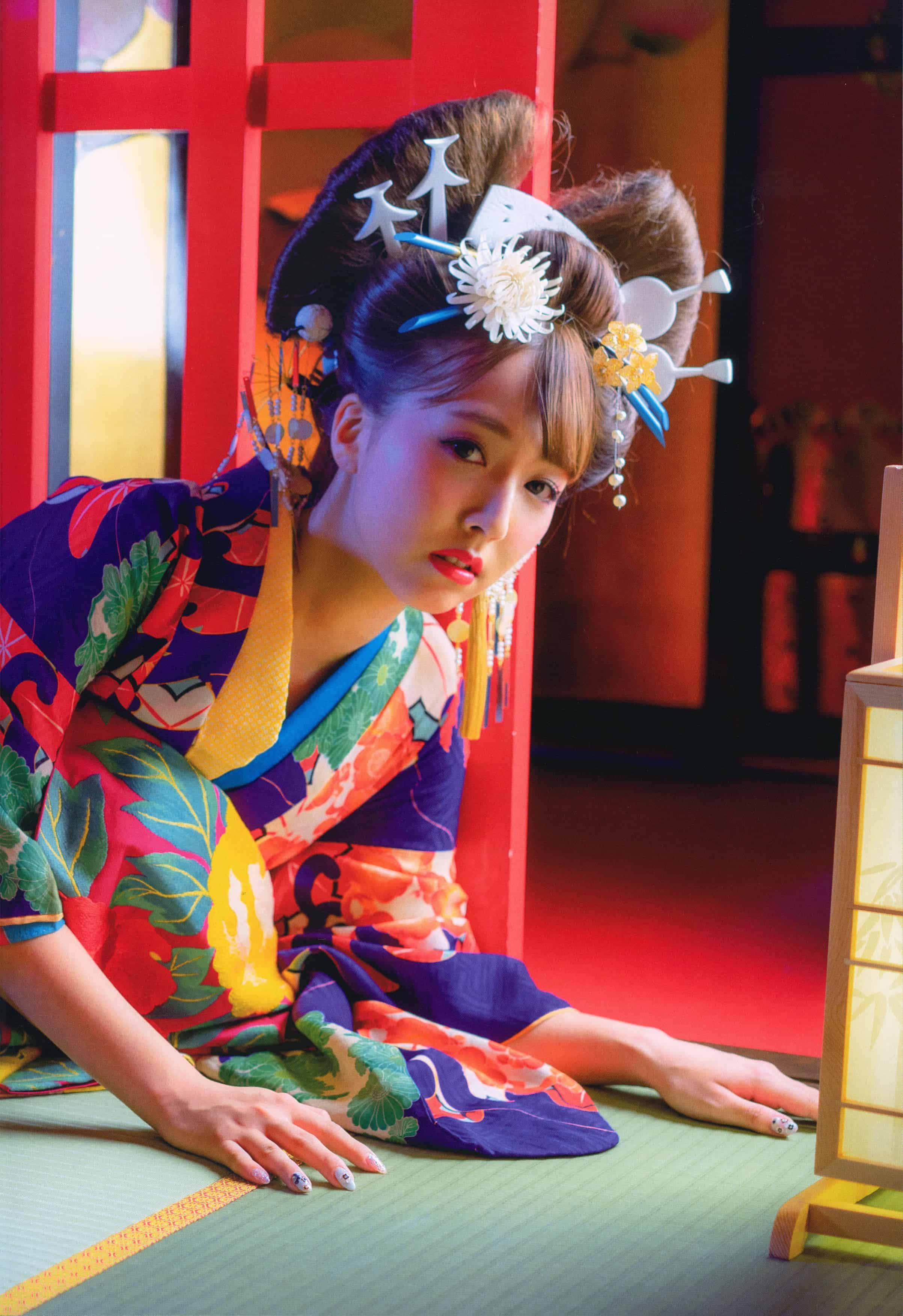 The red niche suddenly fell with lightning, the left eye was upside down in the red flame, the right pupil was annihilated into an ancient well, thousands of mayflies carried broken diamonds and rainbow light from the end of the eye, and the pocket watch chain between the lips was pouring a hundred years of morning and evening into the blood sea in the throat.