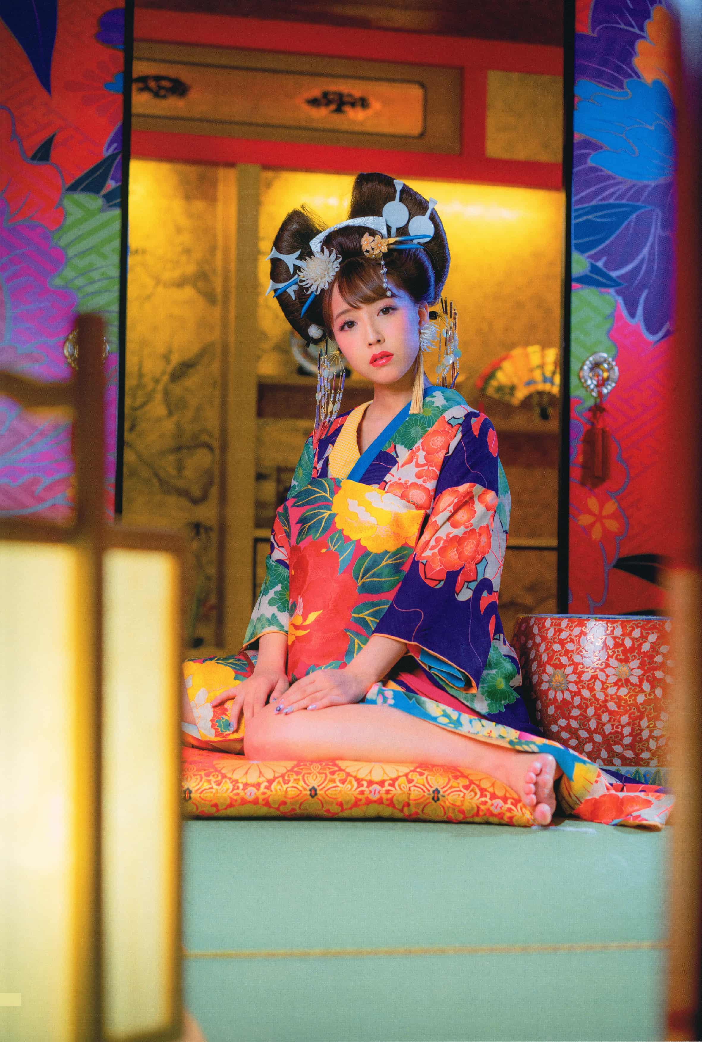 The back of the neck was raised like an arc to scrape the red lacquer pillar, the sleeves fell and leaked out the sweat waterfall of the galaxy, and the group of butterflies outside the window spun the twilight into passionate shackles.