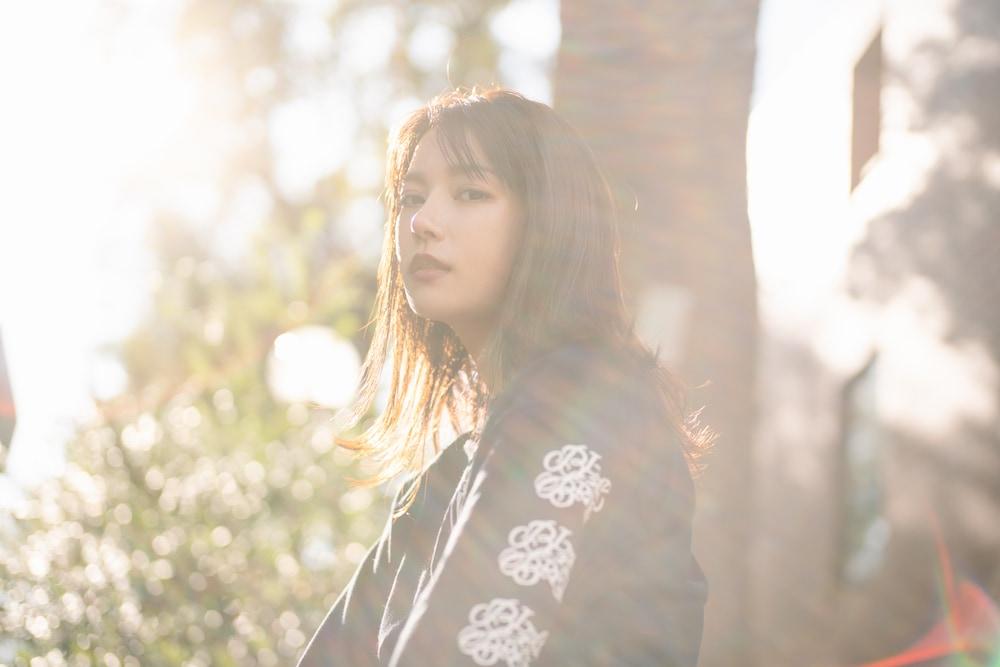 The moon is hazy in the crow's head and silk stockings.