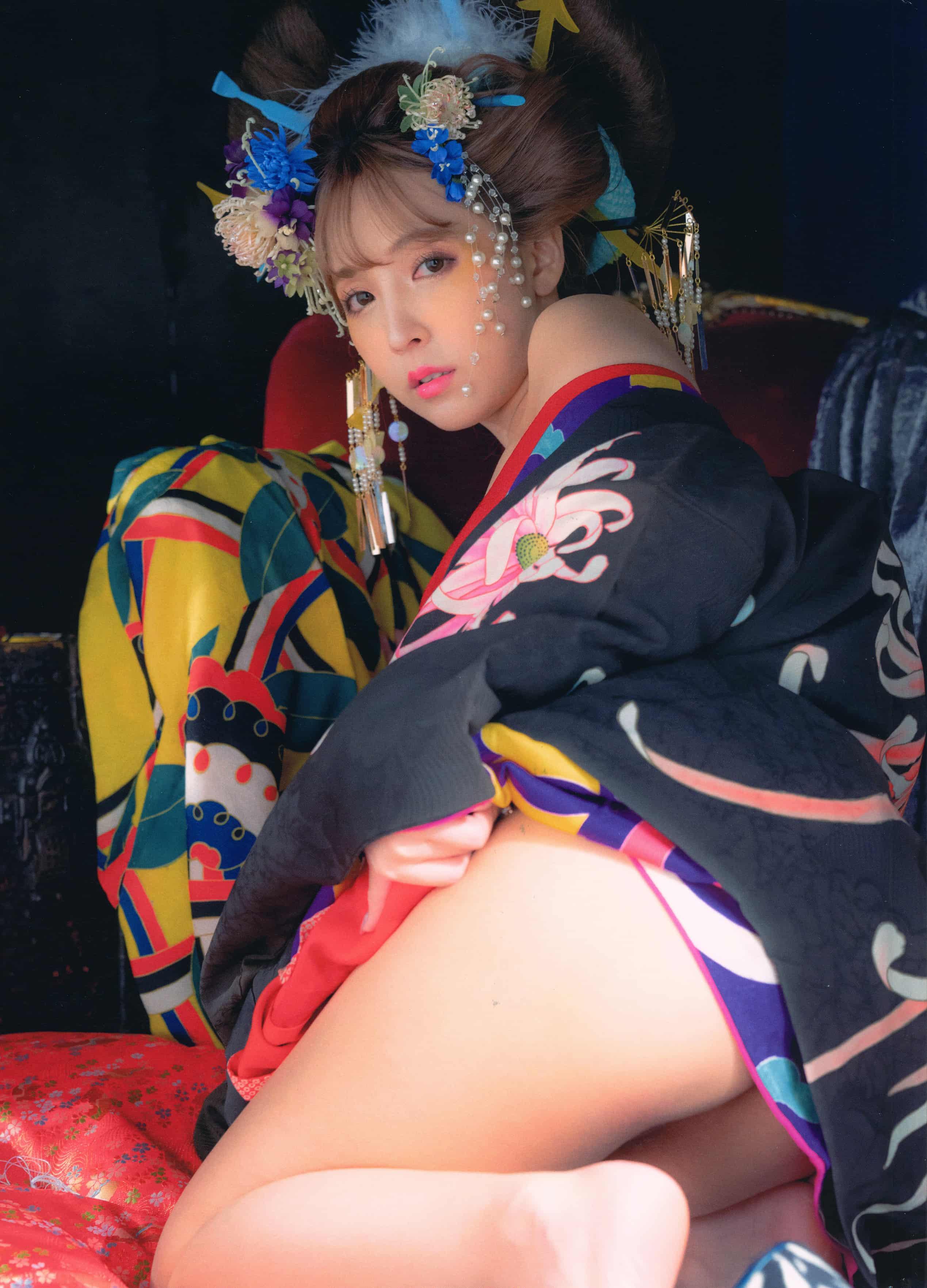 Looking back, the falling moon crushed the neck bone and cracked the star marks. Millions of dark blue hairs entangled the gears of the floating world. The left ear reflected by the two pools of black water under the eyelashes was emitting bioelectricity, and the gilded tassel hairpin hanging on the right was about to light up, just like a thin green tea stem hanging at the mouth of the time wormhole.