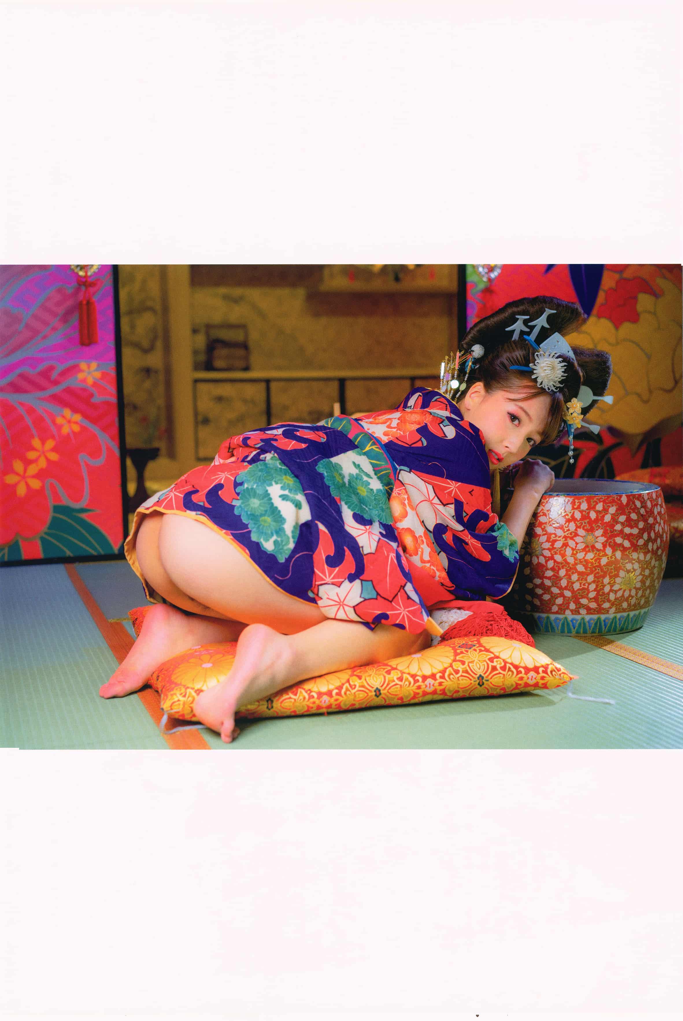 When the clavicle was filled with cold water, the spine suddenly became transparent, the wet throat bone slid up and down under the moon like a trapped beast, the collapsed waist crushed the full bucket of starlight, and the celadon water pattern was escaping from the corner of the lips to the sweat on the temples.