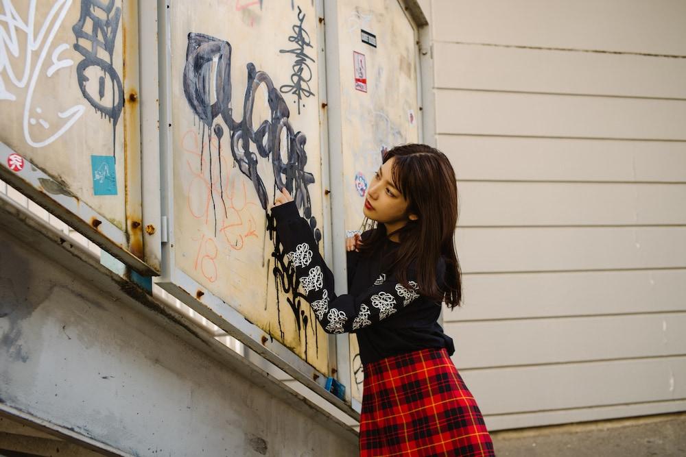 Leaning on the shoulder, it seems to be in deep thought.