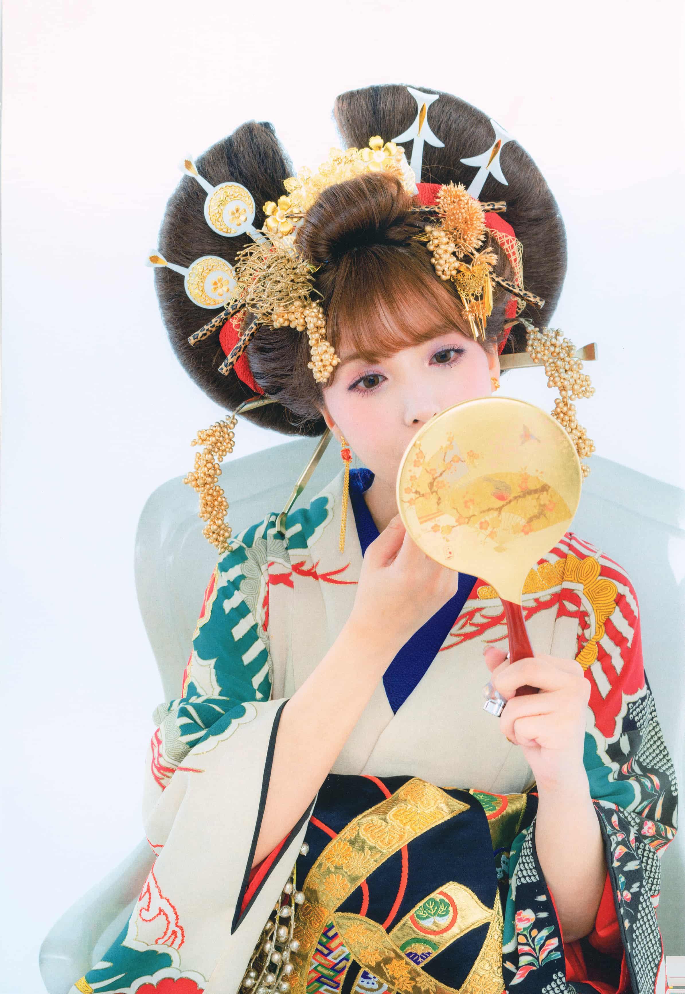 The crimson kimono is set against a frosty belt, the cold light of the mirror reflects half of the delicate face, the rouge-dyed lips emerge from behind the mottled copper green, just like the Tang cypress that blooms in the dark night. The slender fingers clasp the edge of the mirror, wanting to cover but also revealing, the lotus arm is like the moon where the silk sleeves slip down, the gilded hairpin trembles lightly at the side of the black hair, the blurred eyes penetrate the century-old copper rust to weave a fatal charm.