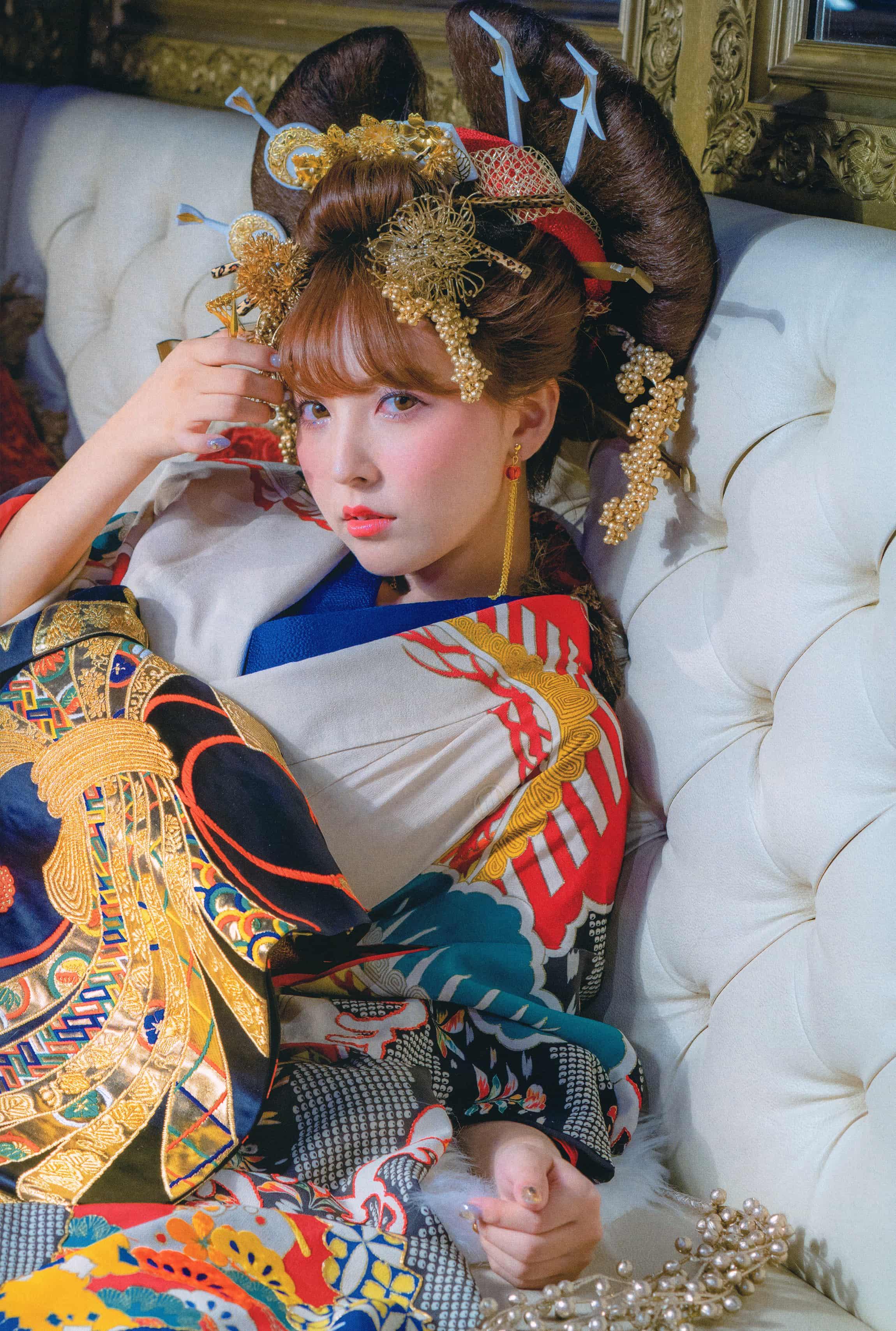 When the back sank into the ravine of the flannel, the remaining lights suddenly lit up, and the spine printed terraced light spots on the fabric.