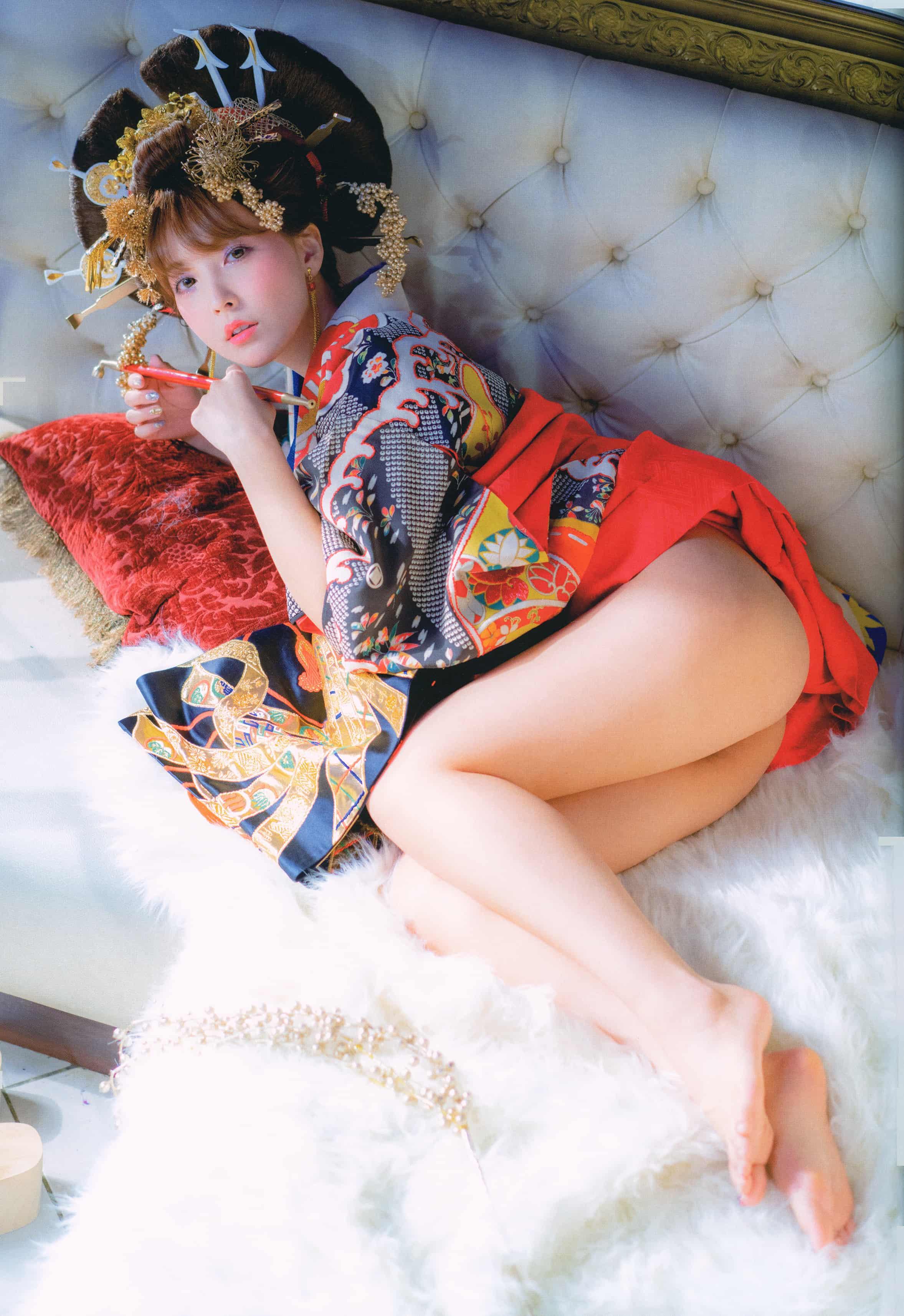 The five fingers of the right hand that is hanging down at this moment are deeply sunken into the wrinkles of the velvet cloth, and the knuckles are stretched to the hardness of the muffler exhaust pipe as if they were electrocuted. The body hairs scattered between the seams of the cloth are erected by static electricity to form a primitive antenna array that receives cosmic background radiation.