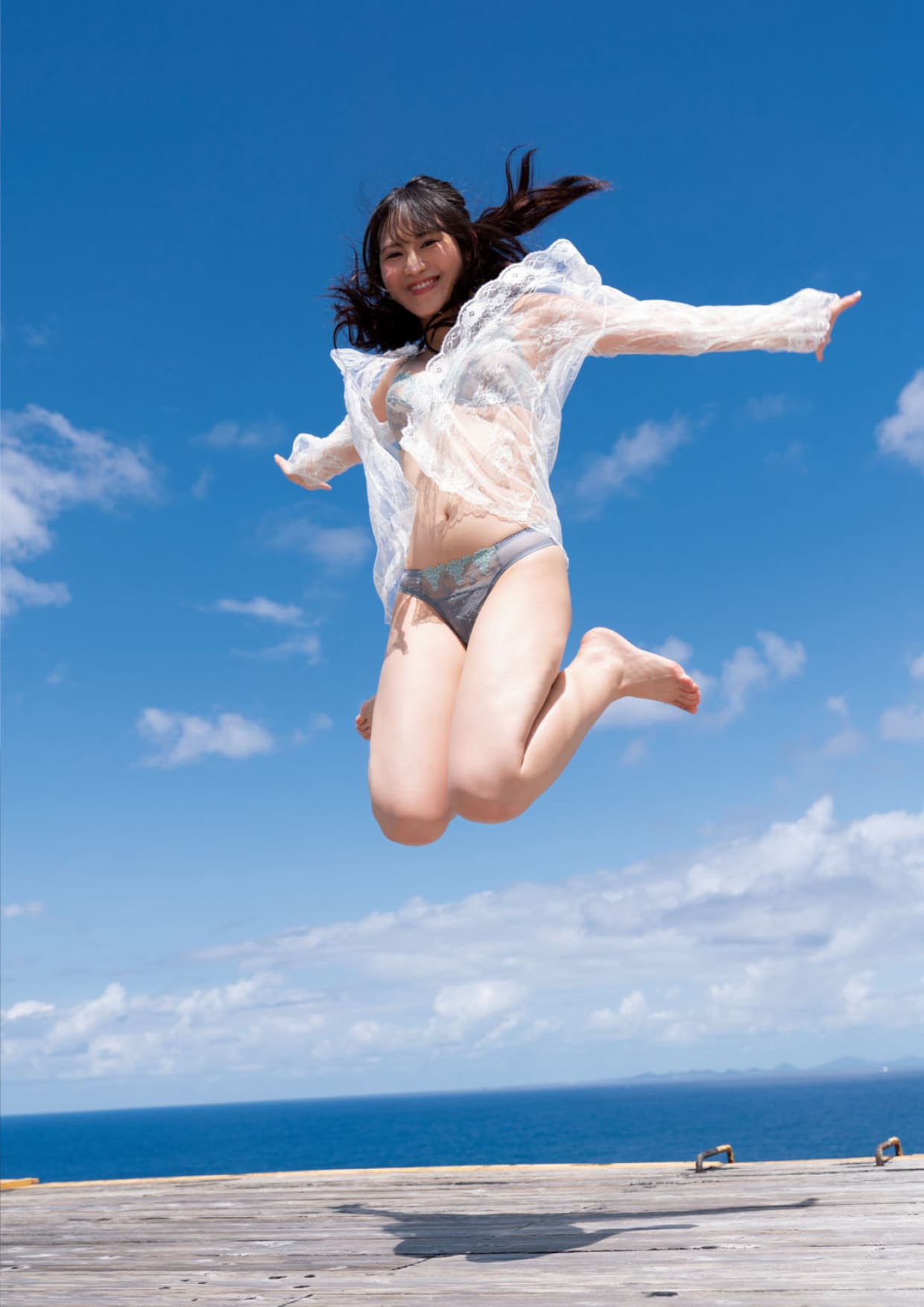 She is seen flying in the blue sky in a white shirt, her smile full of innocence, brimming with the vitality and healing energy unique to a 19-year-old.