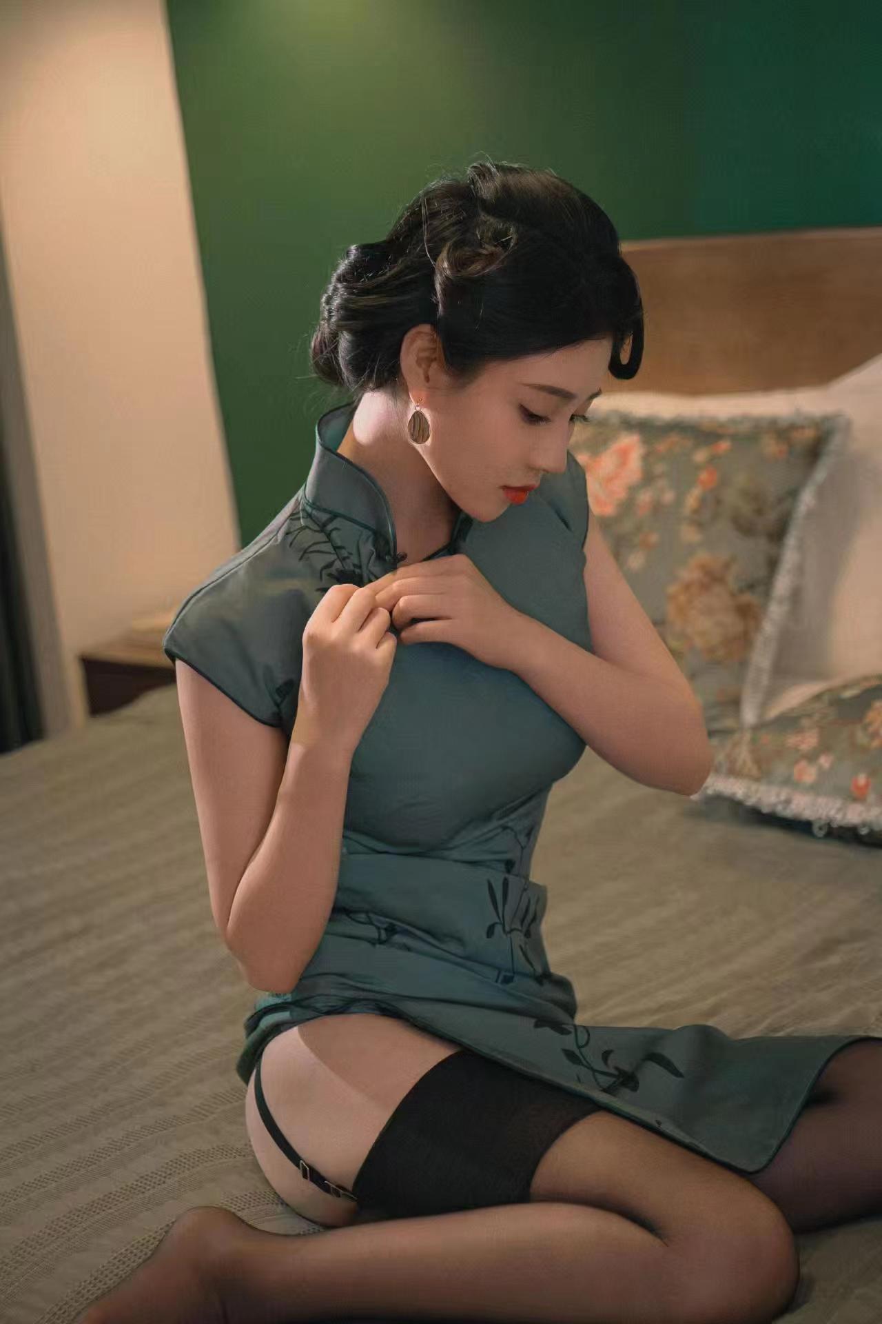 She leaned against the brocade quilt and raised her toes. The snow-white skin and silk rubbed against each other at the slit, making a slight sound. Her fingertips were slowly moving along the gold-rimmed lapel towards the third button that was about to fall.