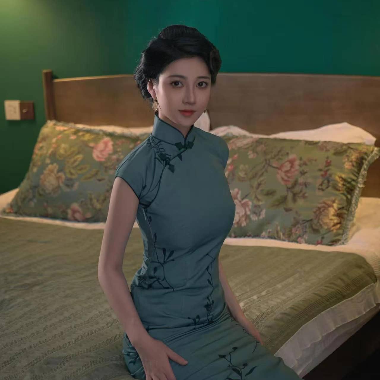 Lust, Caution - Green Charm, Cheongsam Style